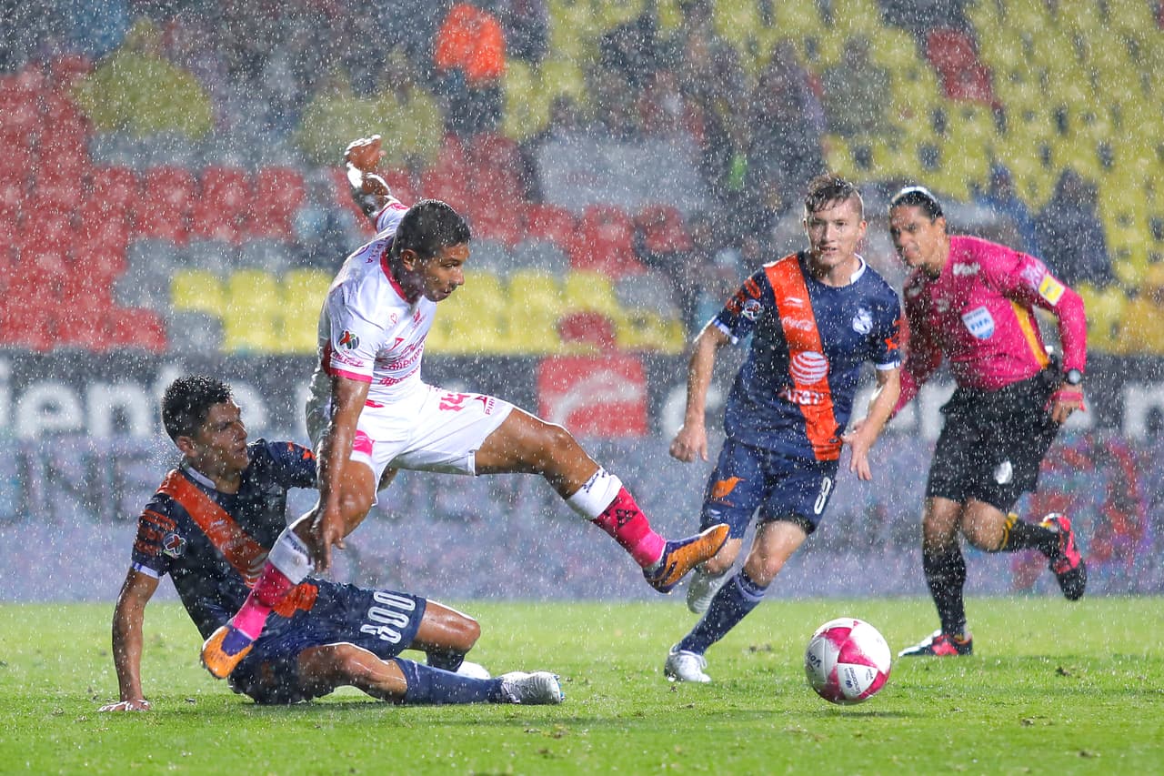 Bajo la lluvia se jugó el segundo tiempo, donde Monarcas Morelia se acercó más al área rival en busca de la victoria.