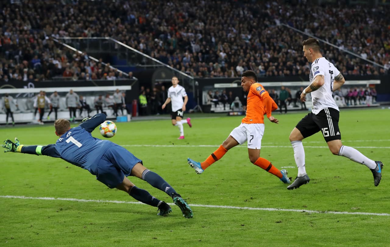 Alemania vencía 1-0 tras un gran primer tiempo pero Holanda mejoró con los cambios de Koeman y remontó en la segunda parte. Frenkie de Jong, Donyell Malen, Georginio Wijnaldum y un autogol de Jonathan Tah permitieron la remontada frente a los germanos que se adelantaron con gol de Gnabry y recortaron distancias gracias al penal bien ejecutado por Toni Kroos.