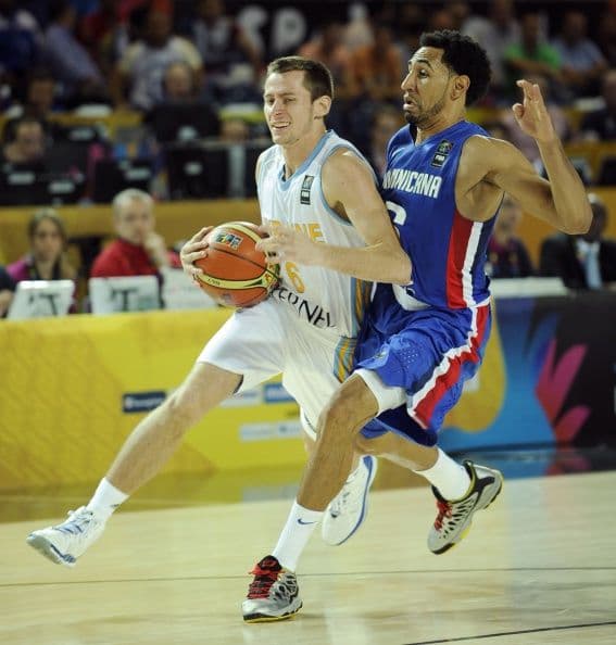 Los caribeños iniciaron el partido muy concentrados y con una de sus figuras, James Feldeine, anotando (5 puntos en el primer cuarto).