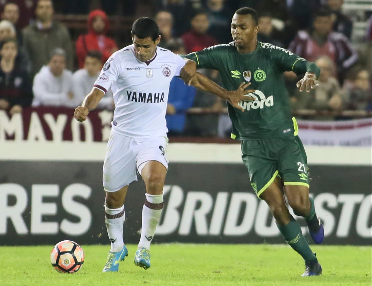 LANUS, ARGENTINA - MAY 17: Jose Sand of Lanus and Luis Otavio of Chapecoense fight for the ball during a group stage match between Lanus and Chapecoense as part of Copa CONMEBOL Libertadores Bridgestone 2017 at Ciudad de Lanus Stadium on May 17, 2017 in Lanus, Argentina. (Photo by Mariano Martino/LatinContent/Getty Images)