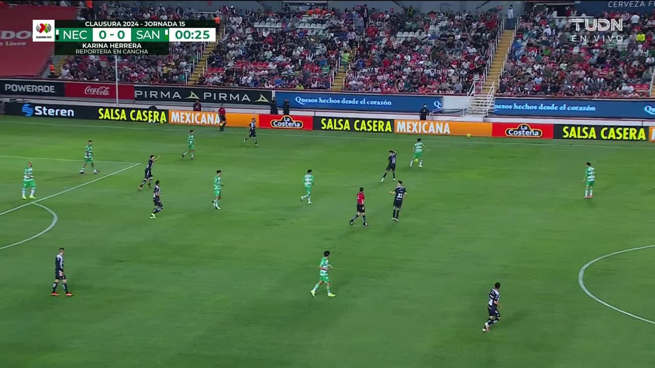 Arranca el partido y la pelota está en juego.