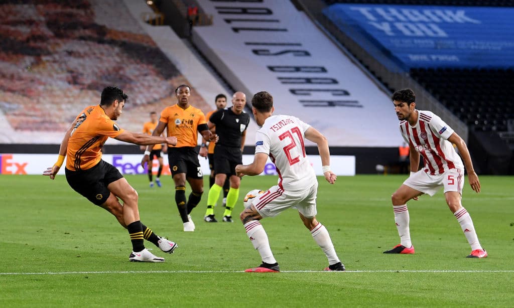 Raúl Alonso saca su magia y con ua rabona habilita a su compañero Ruben Neves.