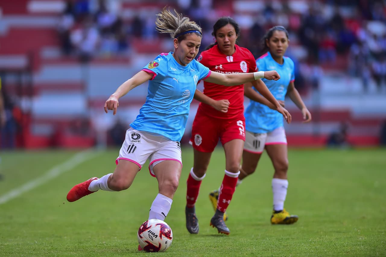 Con goles de Desiree Monsiváis, Rayadas venció, no sin sufrir al final 1-2 a las Diablitas del Toluca, en la Bombonera, Karla Saavedra descontó para las locales.