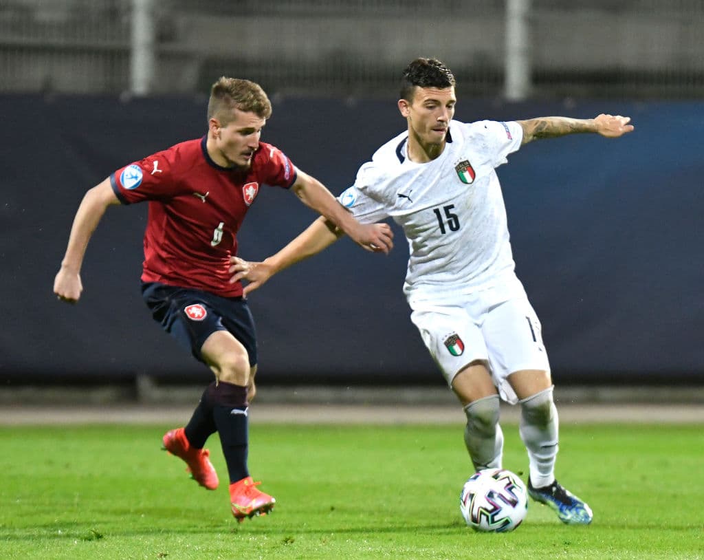 Italia y República Checa arrancan con empate su participación en la Eurocopa Sub-21. Gianluca Scamacca abrió el marcador al minuto 31 y, con autogo italiano, Giulio Maggiore empató el marcador al minuto 75. El conjunto 'azzurri' se llevó dos tarjetas rojas durante el encuentro.