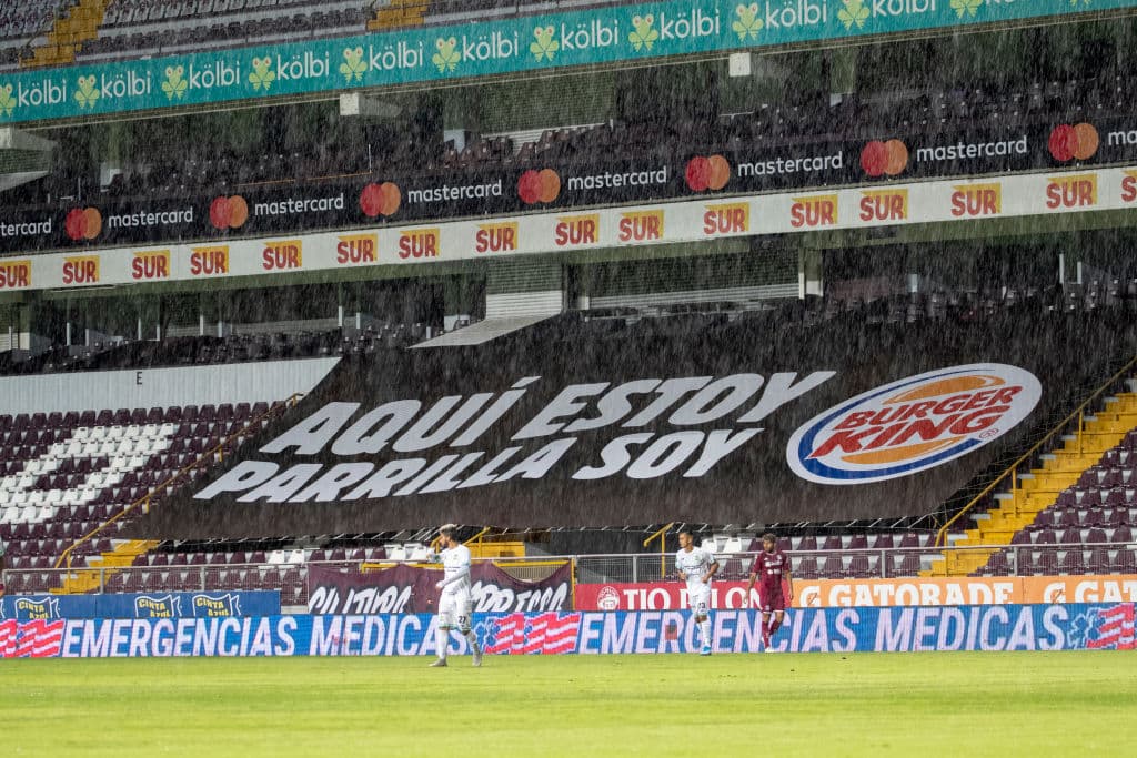 En una feria de goles, Saprissa logra vencer 4-3 a Comunicaciones y toman una ligera ventaja en las semifinales de la Concacaf League.