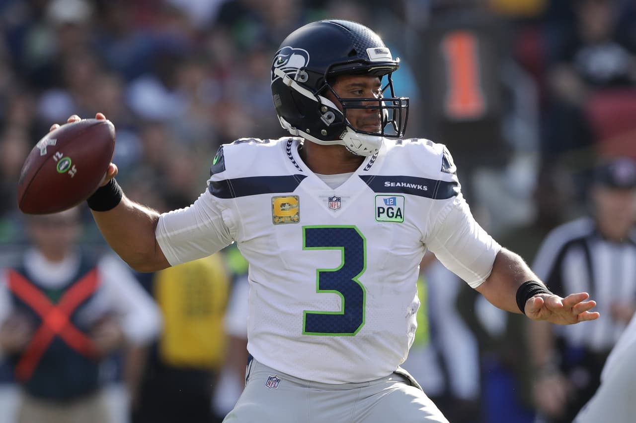 Russell Wilson completó 17 de 26 envíos para 176 yardas con tres pases de touchdown. Fue capturado en cuatro ocasiones.