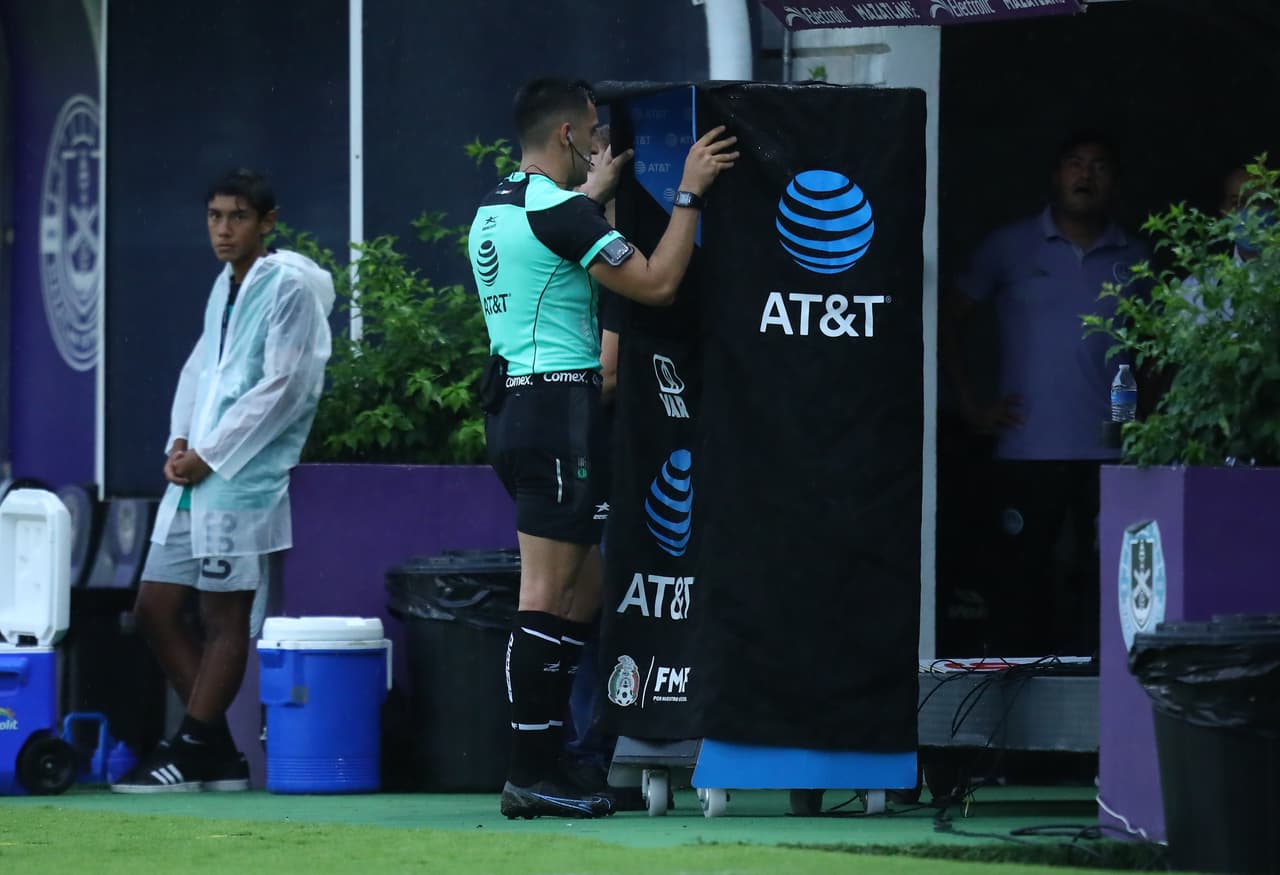 Los árbitros comenzarán a explicar decisiones tras revisar el videoarbitraje.