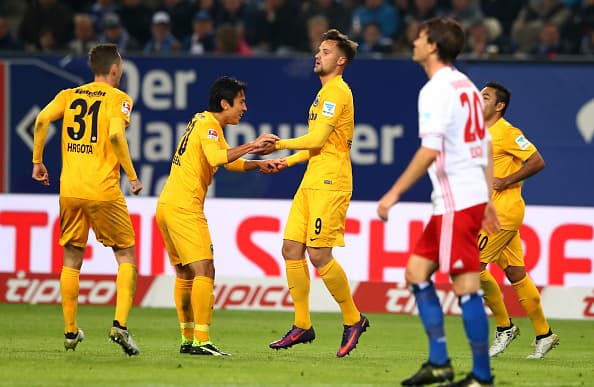 Marco Fabián asiste el triunfo por goliza del Frankfurt en Hamburgo