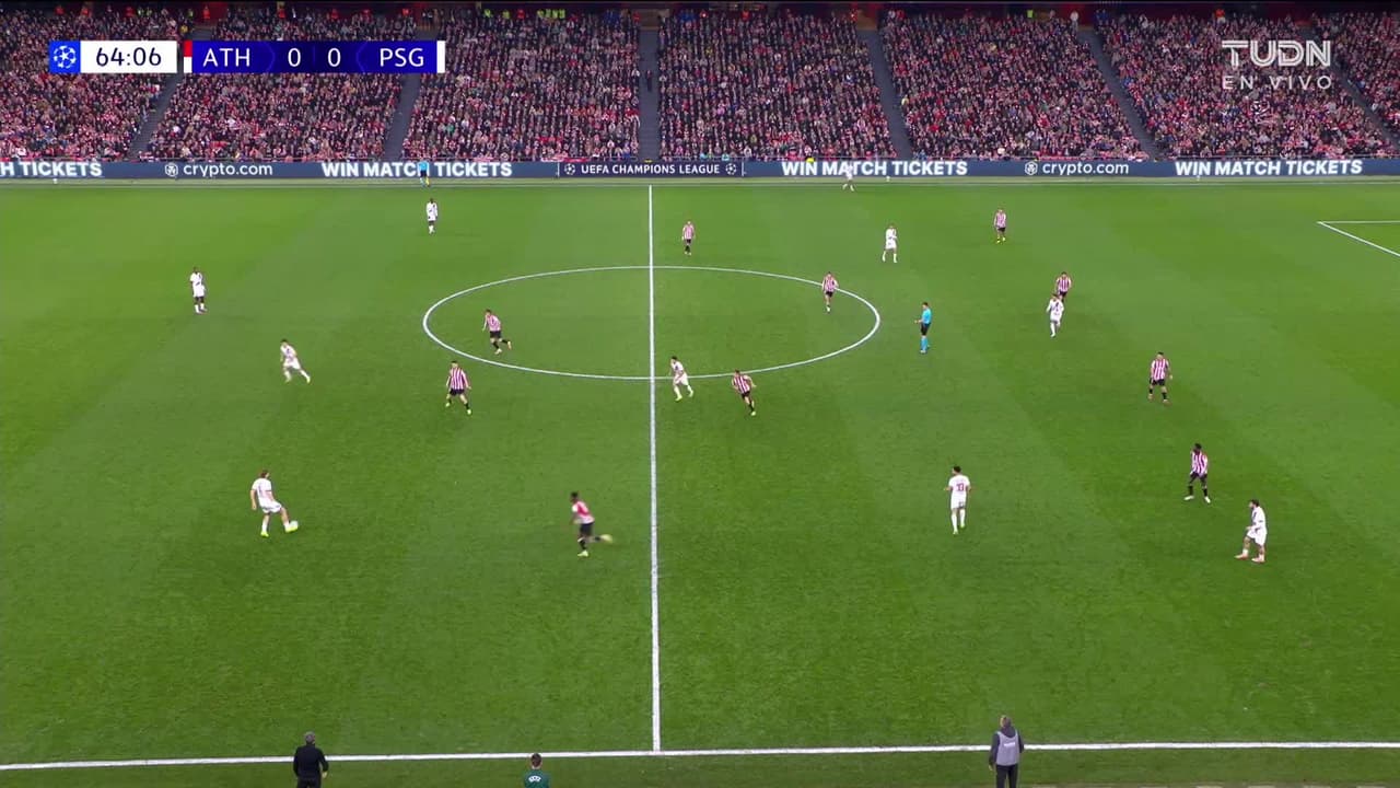 ¡CERCA! Bradley Barcola disparó que se estrella en el poste.