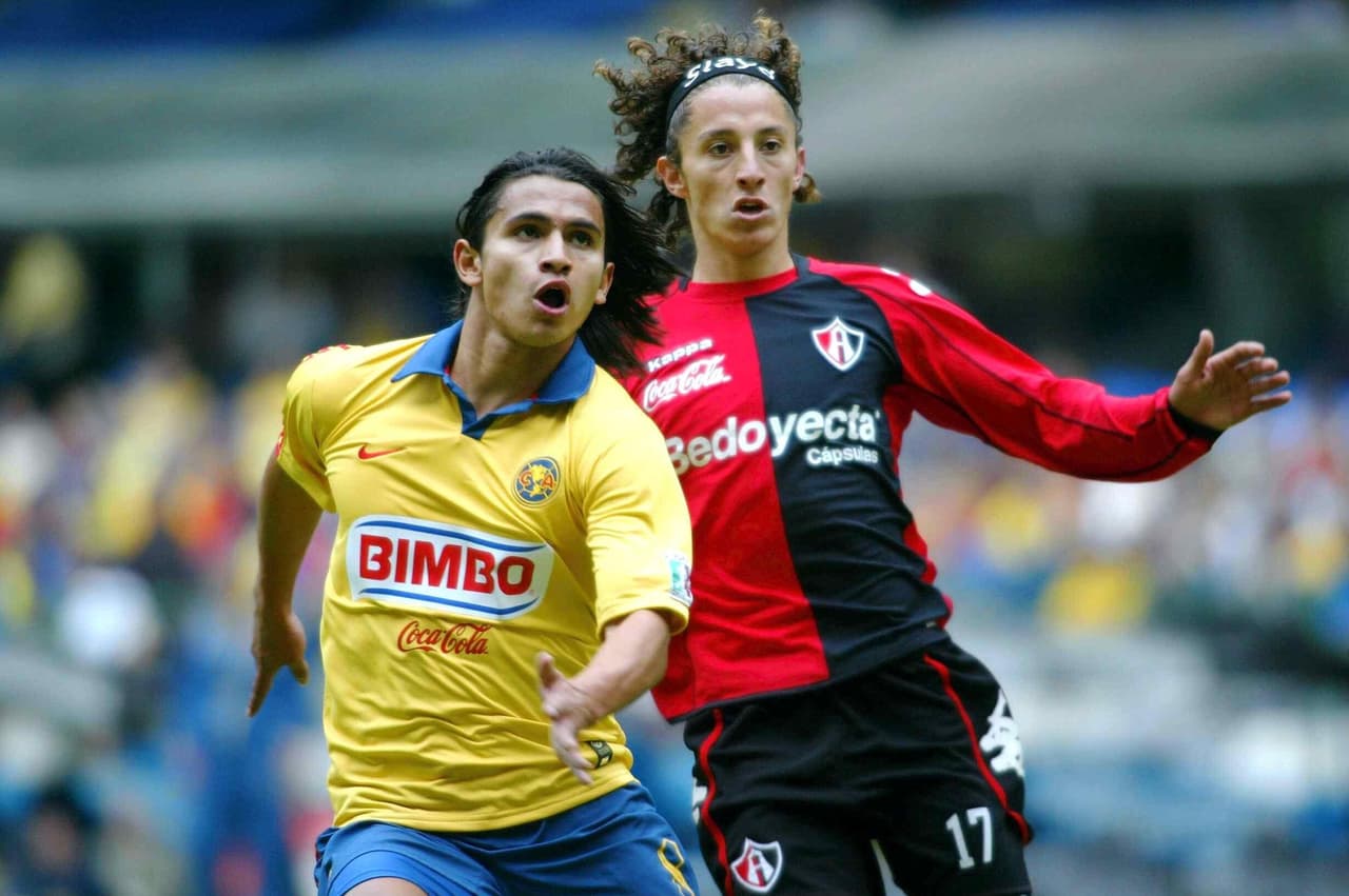 Al año siguiente se fue al América y tuvo un paso fugaz, ya que partió a Perú para jugar con el Alianza Lima.