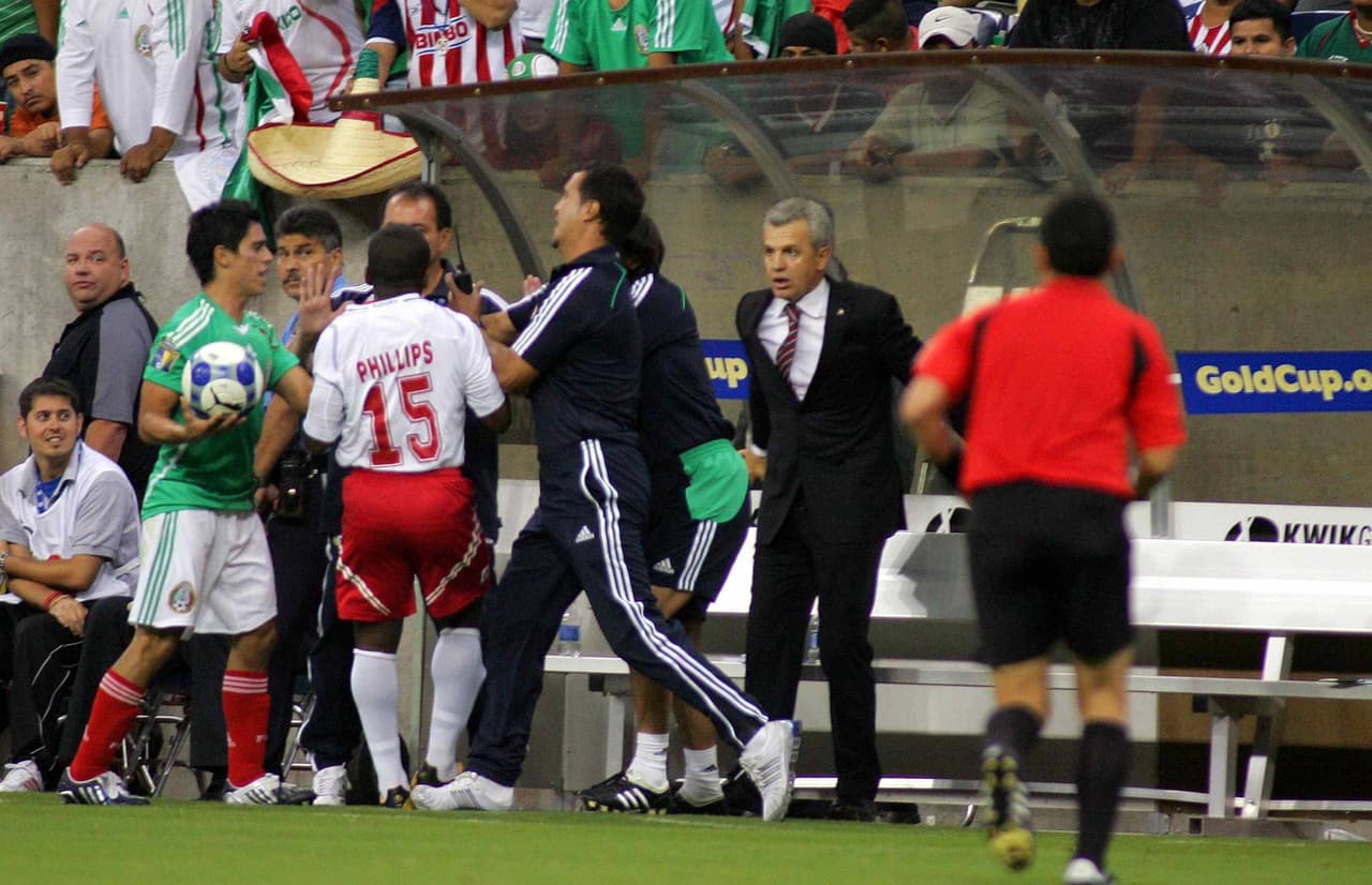 El ‘Vasco’ Aguirre intentó patear a Ricardo Phillips, desatando la ‘cámara húngara’ entre los jugadores.