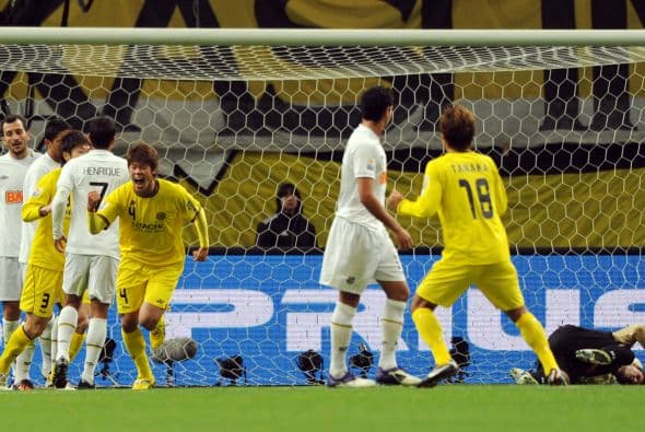 La segunda etapa comenzó con una sorpresa, el Kashiwa se puso 2 a 1 con un tanto que desconcertó a los brasileños.