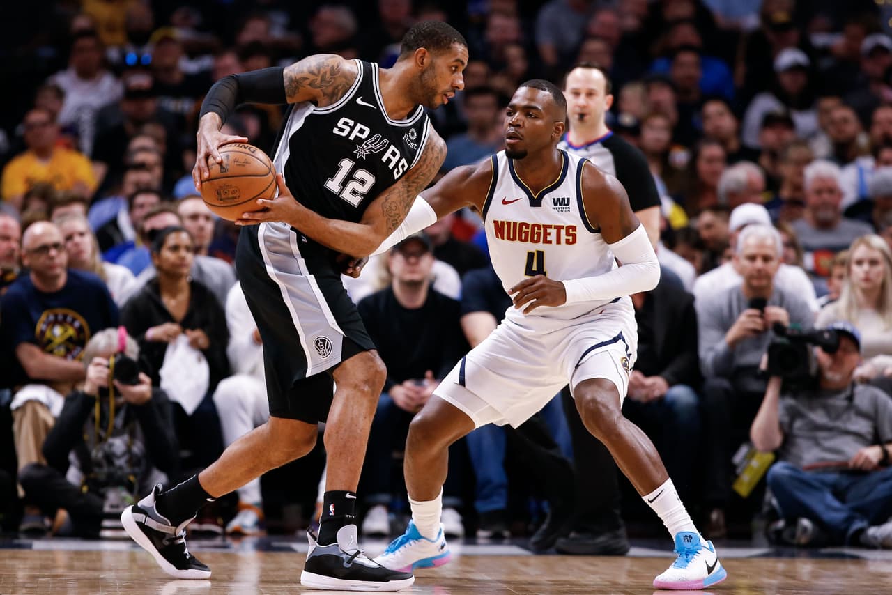 A pesar de la buena actuación de LaMarcus Aldridge (12) los Spurs no pudieron sostener una ventaja que tuvieron casi todo el encuentro. Solo la perdieron en los dos minutos finales.