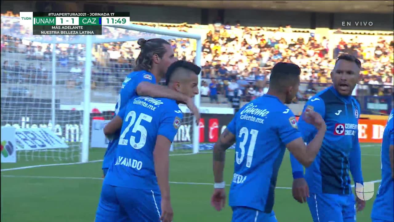 ¡GOL!  anota para Cruz Azul. Roberto Alvarado