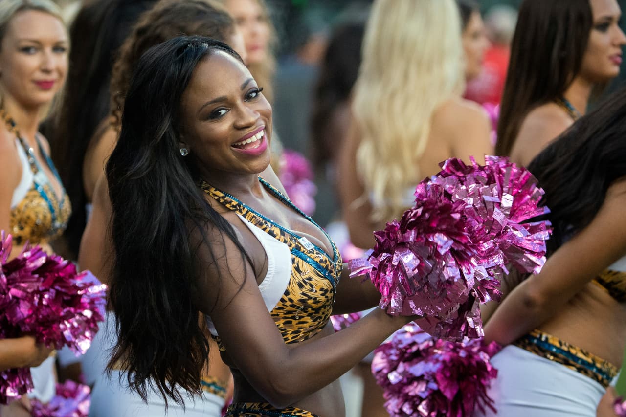 Son hermosas, tienen energía y sus bailes le dan alegría al ambiente en los estadios de la NFL: sin duda, las porristas tienen un papel muy especial para el espectáculo del fútbol americano.