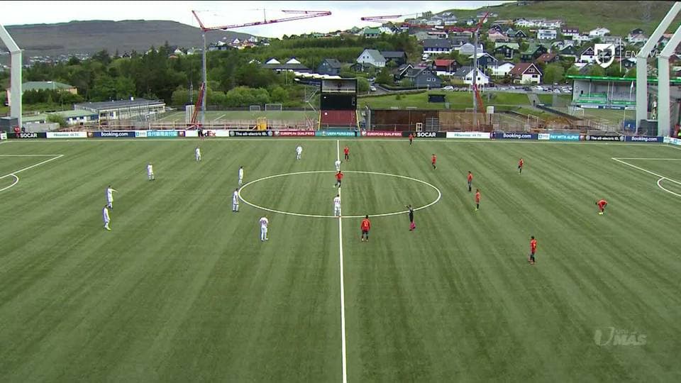 Arranca el partido y la pelota está en juego.