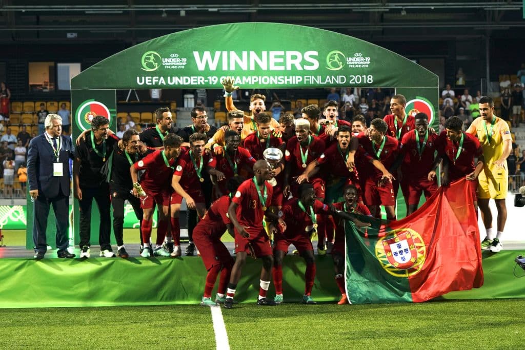 La selección de Portugal celebra su cuarto título en el Europeo Sub-19, luego de superar este domingo 4-3 en tiempo extra a Italia.