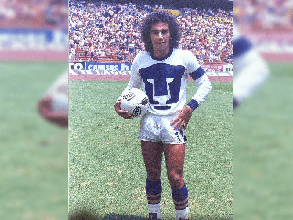 Hugo Sánchez, en sus tiempos como jugador, siempre dejó su melena rizada y esponjada.