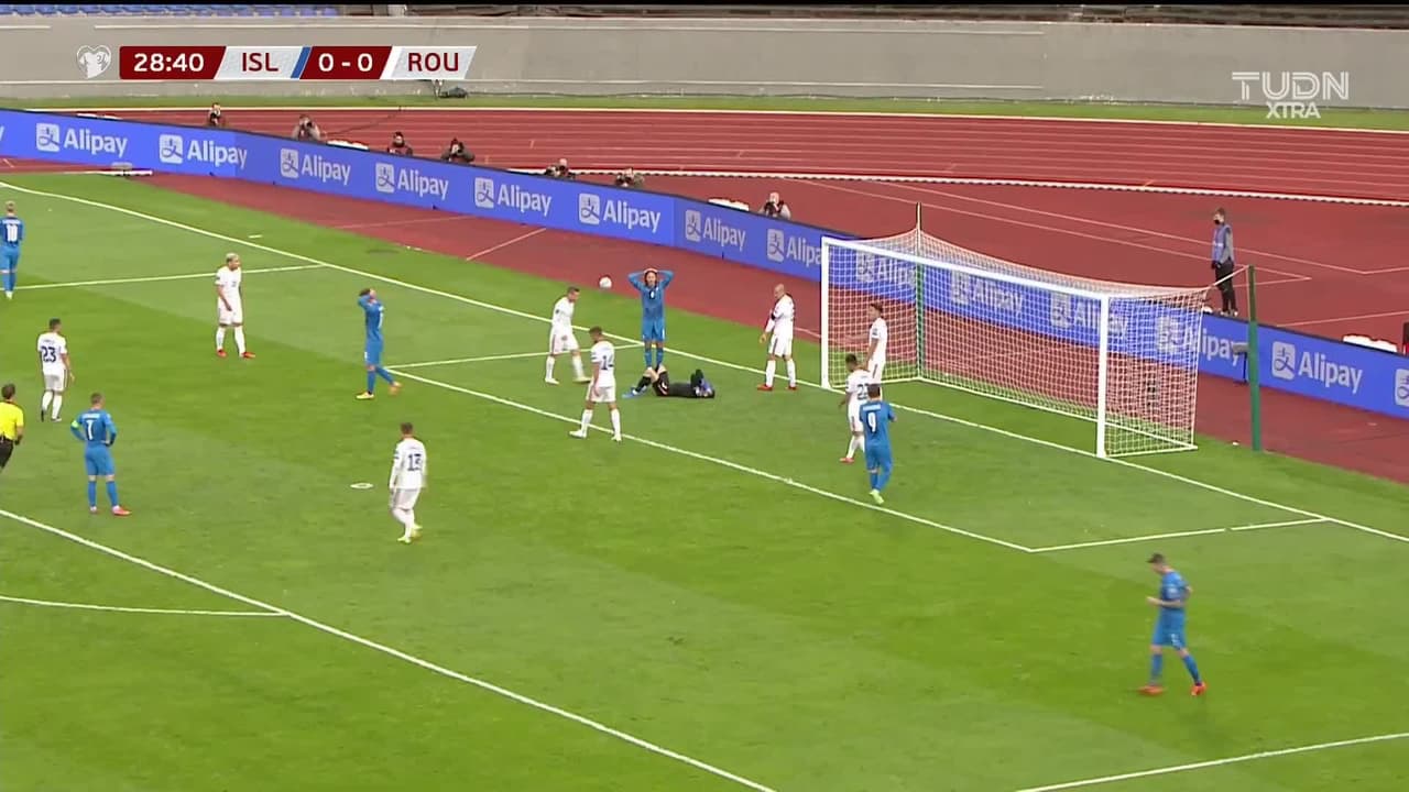 ¡TIRO ATAJADO! disparo por Birkir Bjarnason.