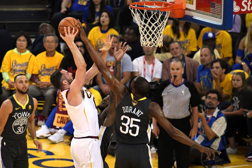 Kevin Love fue un buen socio en el partido para LeBron James al aportar un doble doble, con 22 puntos y 10 rebotes, pero ese esfuerzo fue insuficiente para impedir la derrota de los Cavs.