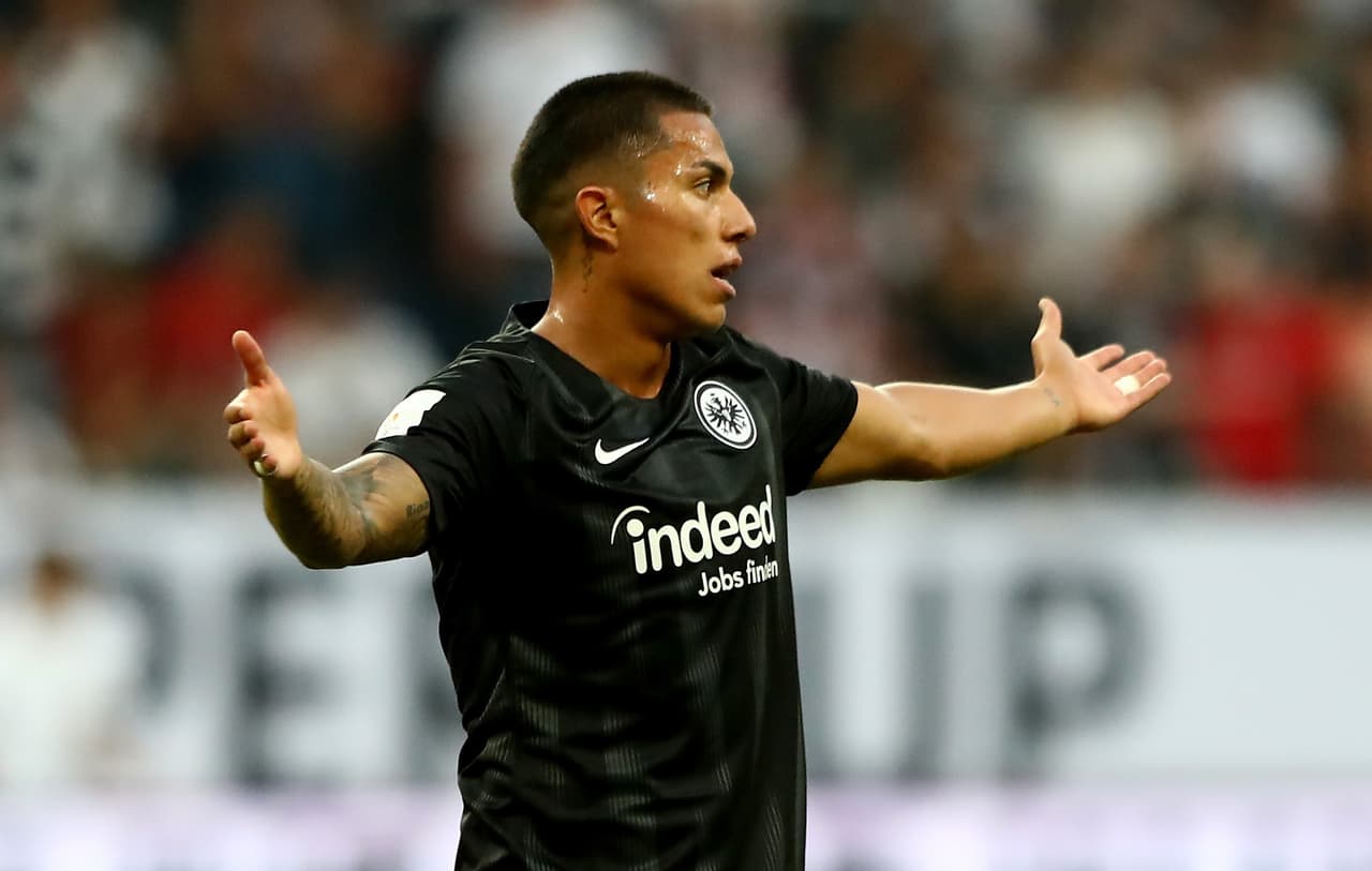 Carlos Salcedo: mientras Marco Fabián está solucionando su llegada al Besiktas –según comentan desde Europa–, el defensa enfrentará este sábado con el Eintracht Frankfurt al Friburgo en el inicio de la Bundesliga.