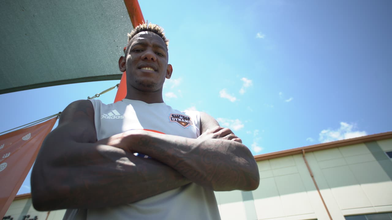 Mirada a la cámara, tatuajes en los brazos, Quioto ha logrado entenderse con Elis dentro y fuera de la cancha.