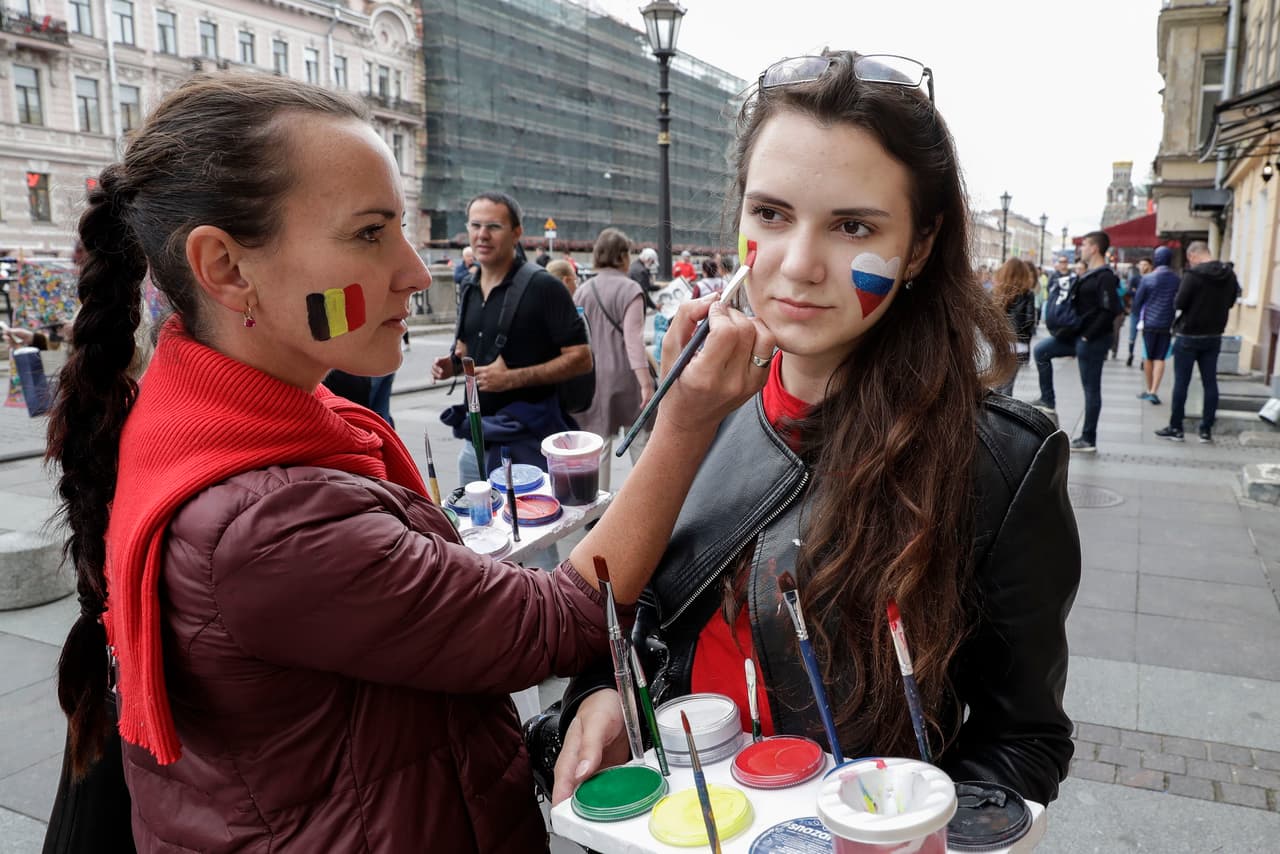 Las fanáticas de Francia y Bélgica en el primer partido de semifinal de Rusia 2018 le dieron un color especial a la definición del finalista.