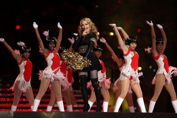 Madonna cantó su nuevo tema Give me all you luvin'.