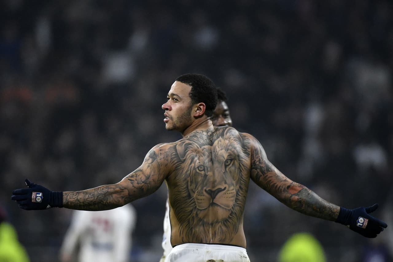 El holandés Memphis Depay hundió al Paris Saint Germain.