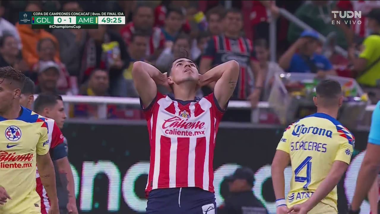 ¡Erick Gutiérrez deja ir una clara de gol y Chivas perdona al América!