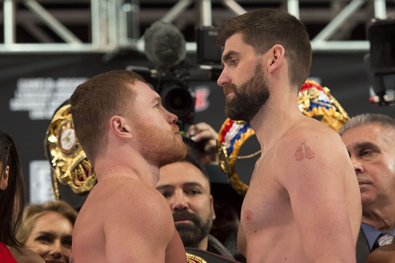 Este viernes, en el Madison Square Garden de Nueva York, Saúl 'Canelo' Álvarez y Rocky Fielding realizaron el popular pesaje antes de su combate de este sábado en el mismo recinto. Su promotores, Óscar De La Hoya y Eddie Hearn, estuvieron presentes en una jornada en la que también se pesaron los peleadores que completan la cartelera.