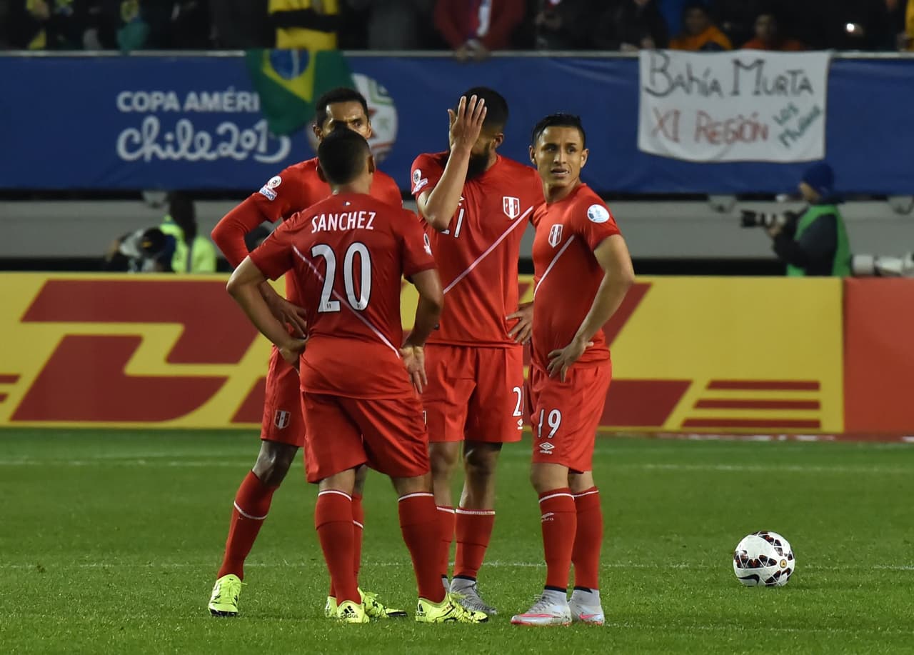 Perú quien ya se sentía con un punto en la bolsa, cometió graves errores en la zona baja que les costó el partido.