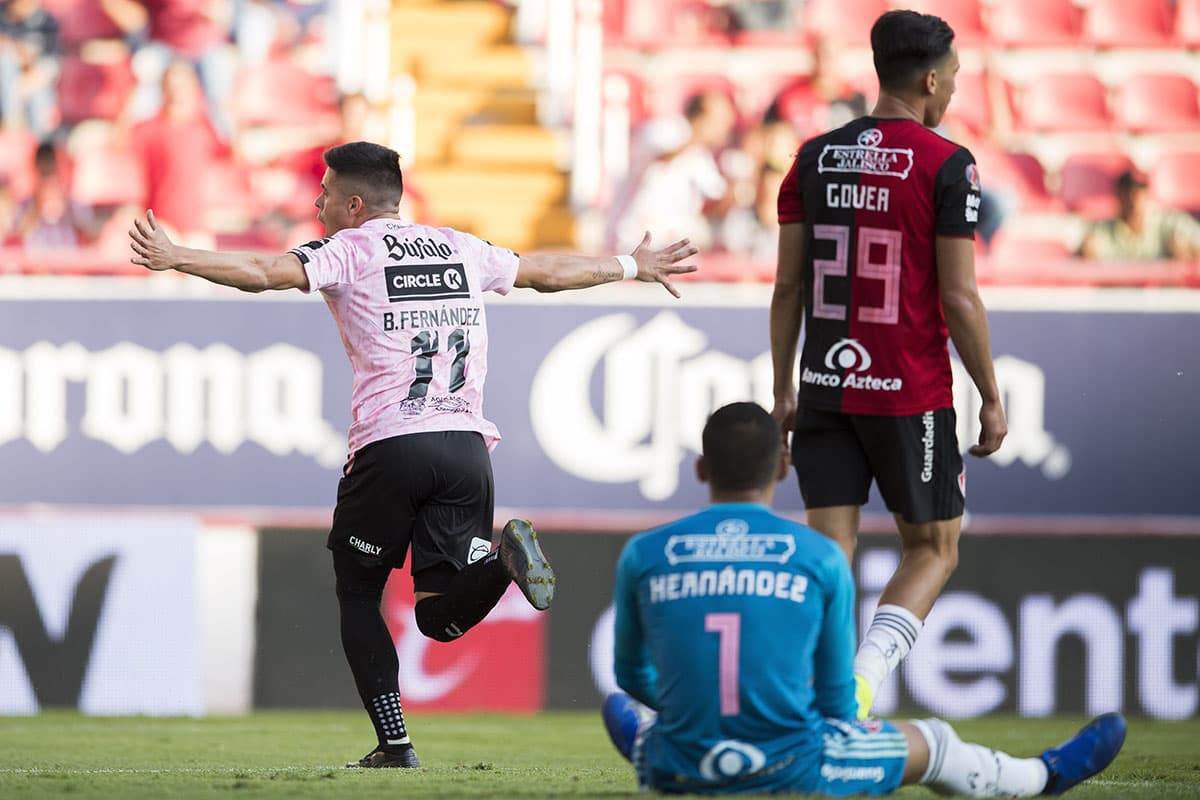 Necaxa logró tomar la ventaja de 2-1 con el gol del argentino Brian Fernández (izquierda) en el minuto 70.