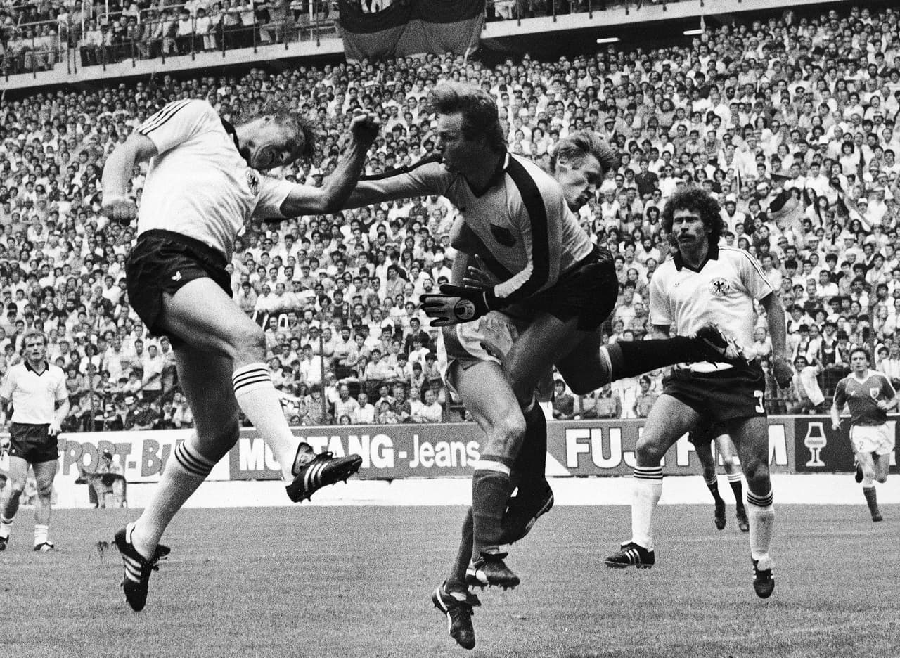 El choque entre Alemania y Austria en fase de grupos en España-82 de hecho fue una de las verdaderas vergüenzas en la historia del fútbol. Aunque el partido igualó 1-1, en una parte del enfrentamiento se notó que no buscaron hacerse daño entre sí.