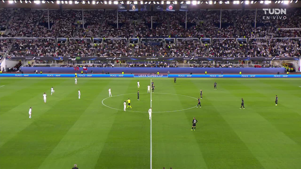 Arranca el partido y la pelota está en juego.