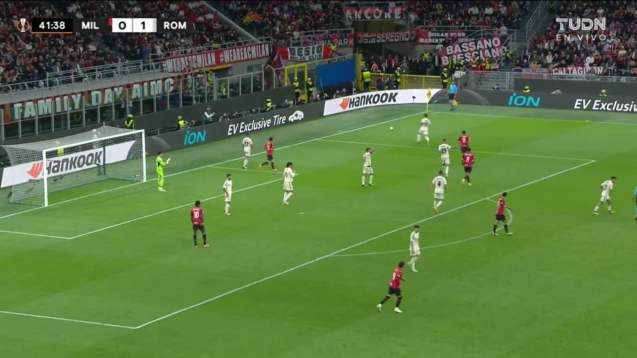 ¡TIRO ATAJADO! disparo por Tijjani Reijnders.