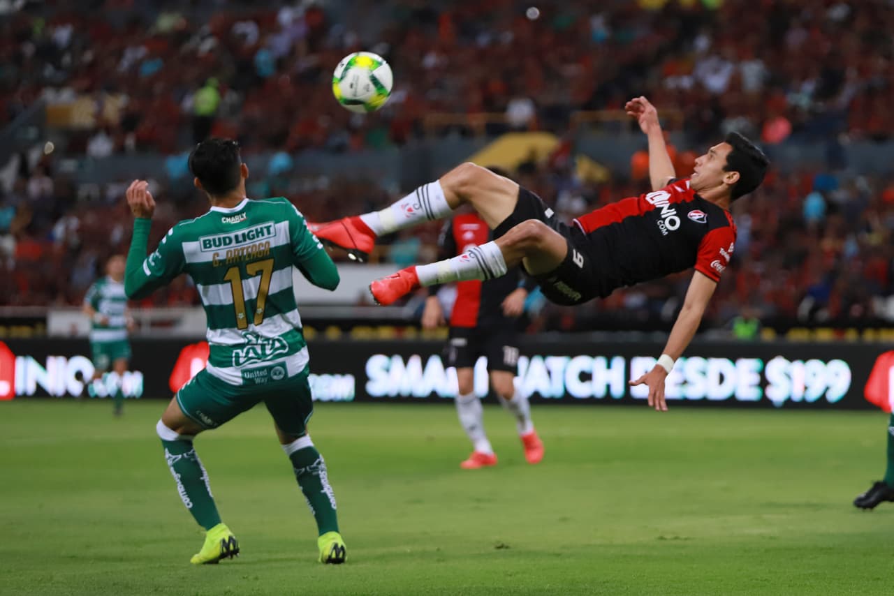 Los Rojinegros también hicieron lo suyo para anotar el primer gol de la noche en Guadalajara.