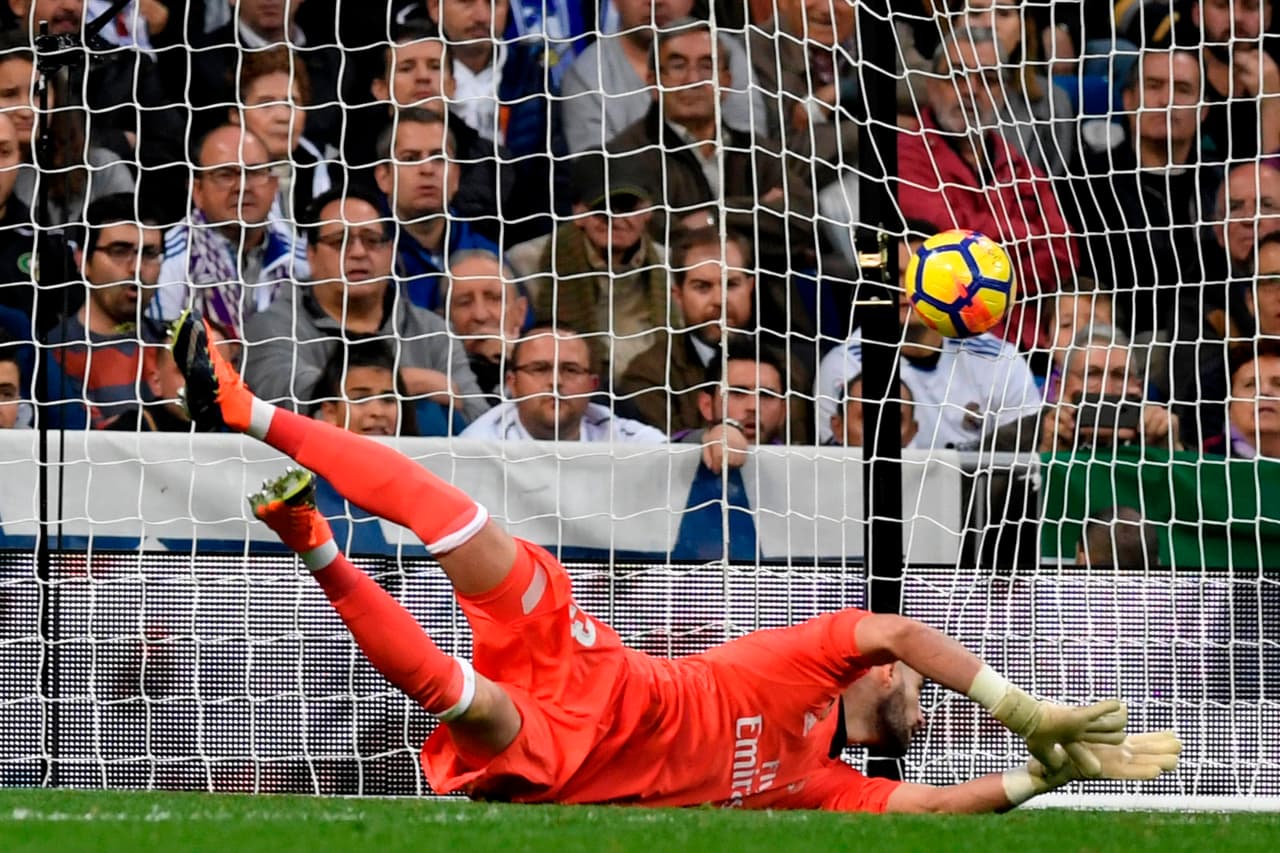 En la segunda mitad, al minuto 58, el uruguayo Gonzalo Castro sacó un buen remate de pierna izquierda, desde fuera del área, que Kiko Casilla no pudo controlar.