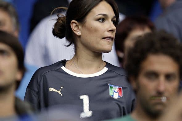 La hermosa Seredova era una de las que se ponía la playera por su esposo.