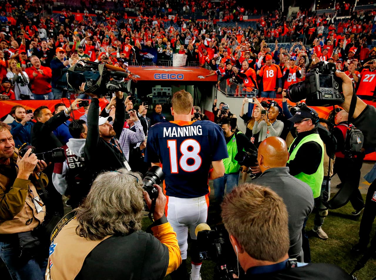 Los Broncos y Peyton Manning brillaron en Lunes por la Noche al derrotar a los Packers 29-10 y así mantenerse invictos. Checa las mejores tomas de este duelo.