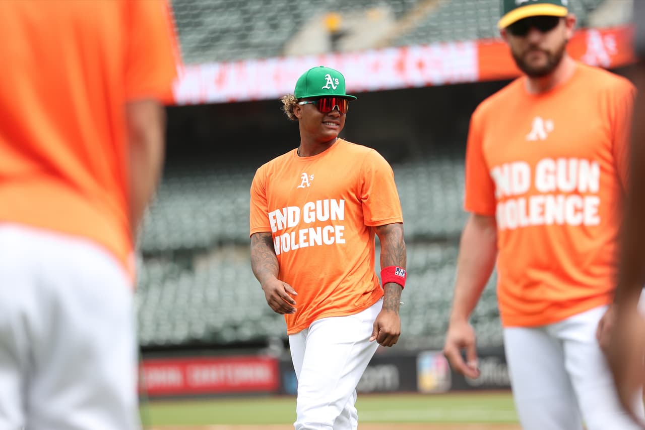 Equipos de las diferentes ligas deportivas en los Estados Unidos acudieron al llamado 'Wear Orange' para crear consciencia sobre la violencia generada por las armas en el mundo.