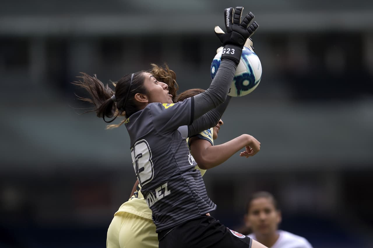 América intentaba aproximarse con peligro al área rival pero se encontró con una guardameta bien plantada de las visitantes.