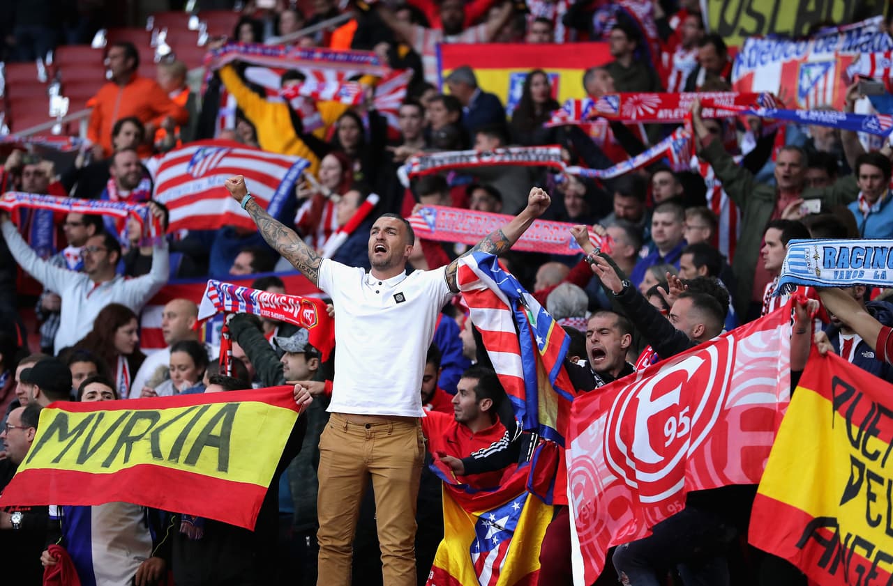 Los fanáticos de Arsenal y Atlético de Madrid vivieron con intensidad y alegría en medio del partido de ida de la semifinal de Europa League en Londres.