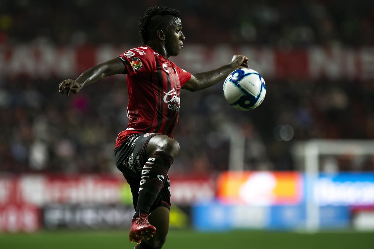 La ofensiva de Xolos intenta empatar el encuentro sin fortuna alguna.