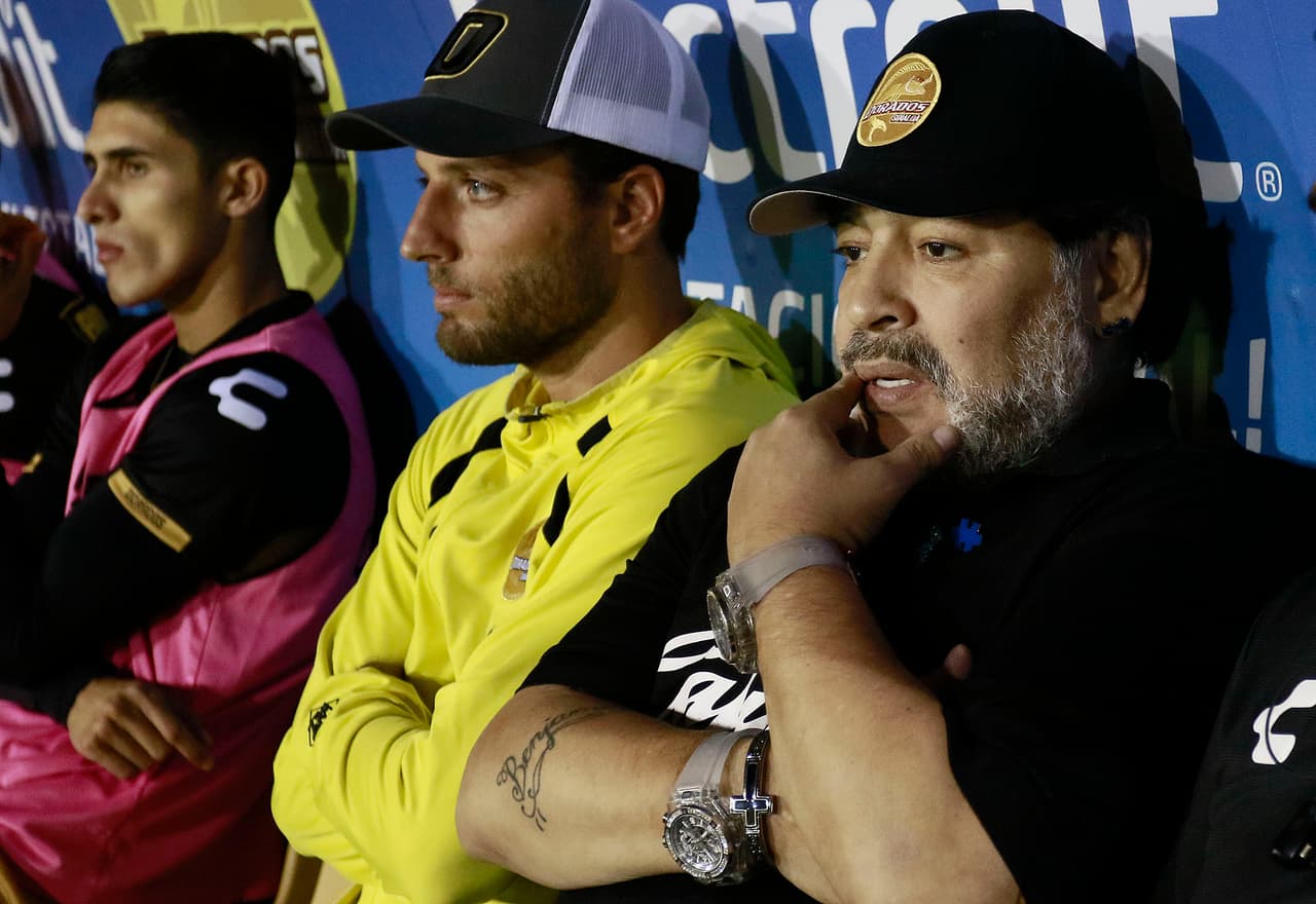La seriedad en el rostro de Diego Armando Maradona, director teénico de Dorados, previo al arranque del partido ante Mineros de Zacatecas.
