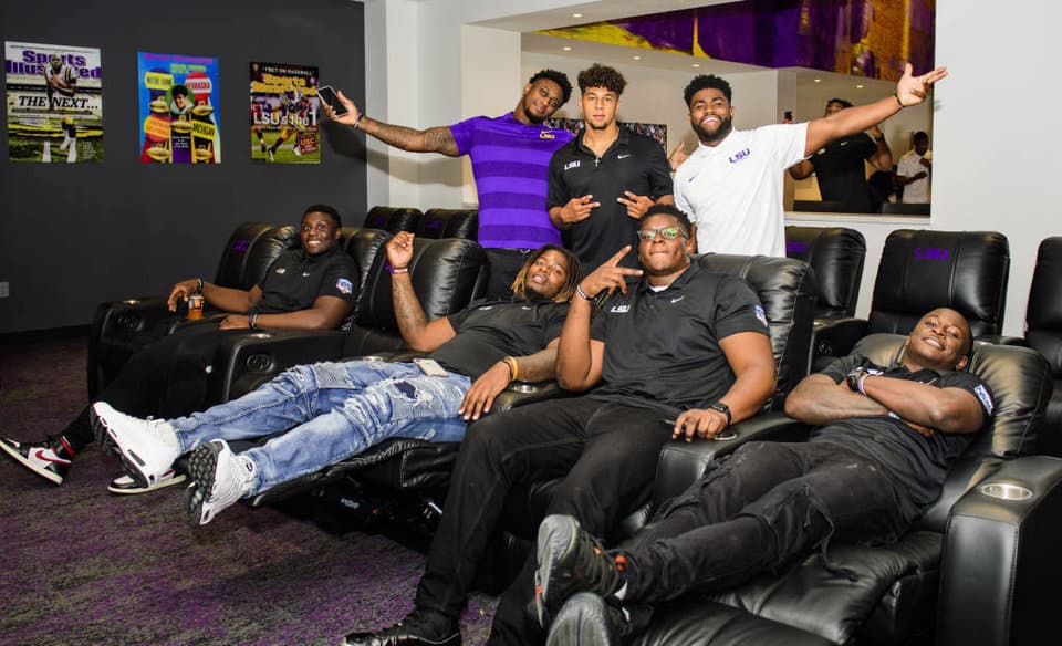 Greg Stringfellow, el director de equipos de LSU Athletics, dijo que la idea del equipo era tener un casillero que "operara de manera similar a una cápsula de primera clase en un avión".