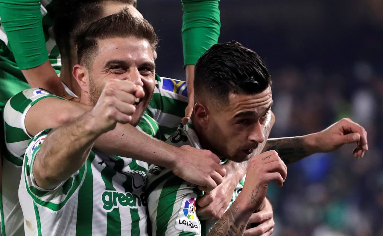 Loren Morón habilitó de gran manera al delantero español que con un recorte encontró el lugar preciso para definir cruzado.