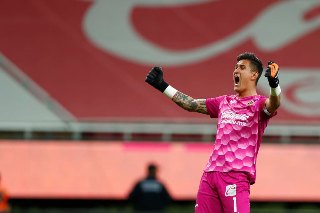 Chivas anuncia la renovación de Raúl Gudiño