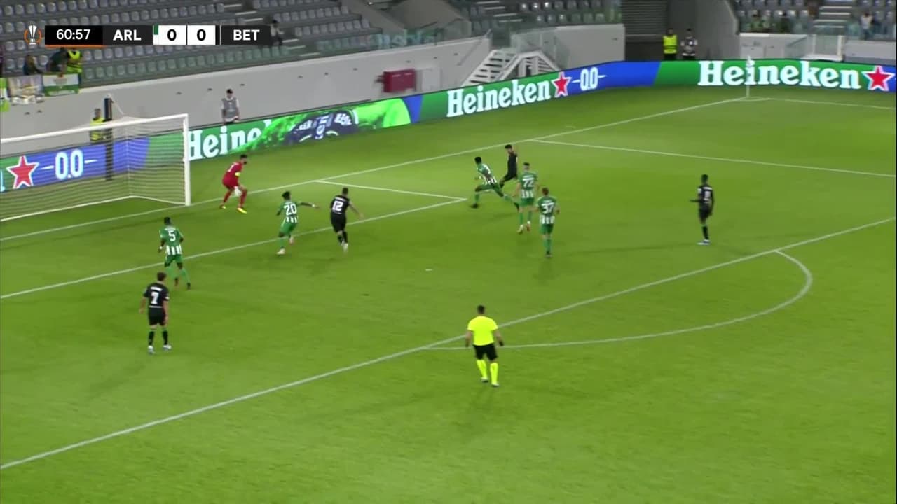 ¡TIRO ATAJADO! disparo por Ayoze Pérez.