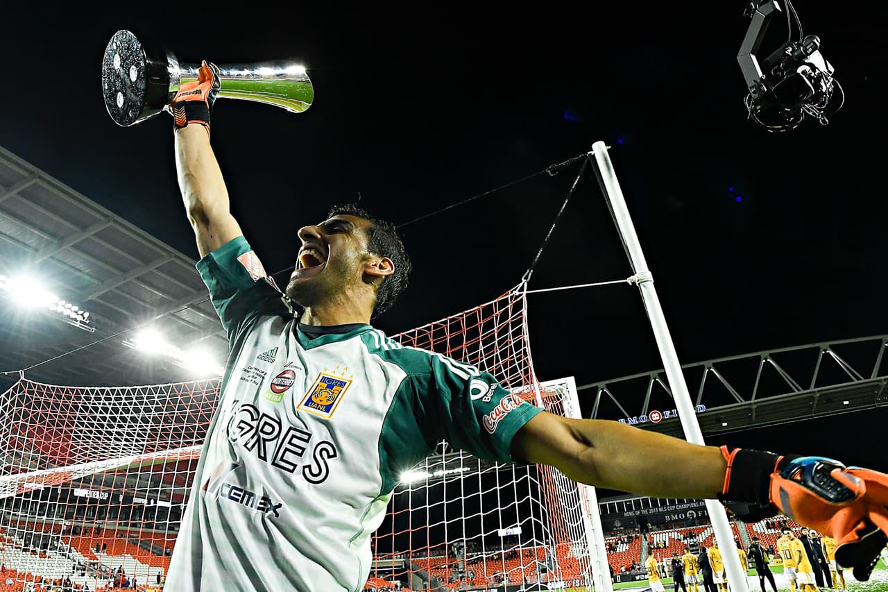 Aquí el portero argentino Guzmán acercándose con un sector de aficionados de Tigres para ponerles un poco más cerca el trofeo que recién ganaron.